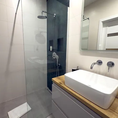 Urban Global Premium No 3 11- Balcony - Free Garage Apartment *