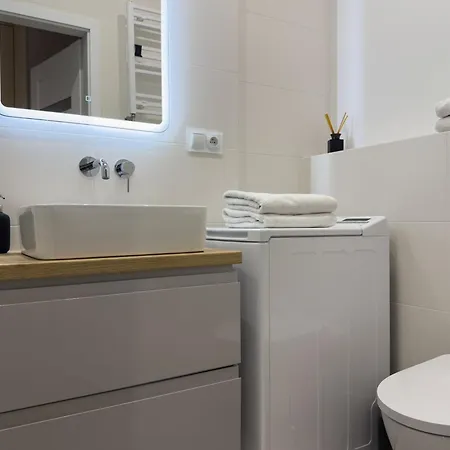 Urban Global Premium No 3 11- Balcony - Free Garage Apartment